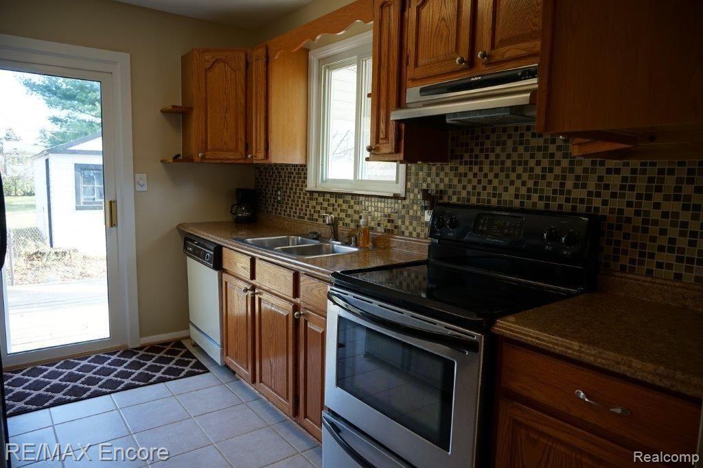 5300 Drayton Road Clarkston, MI 48346 - Photo 16 of 25 024.jpg