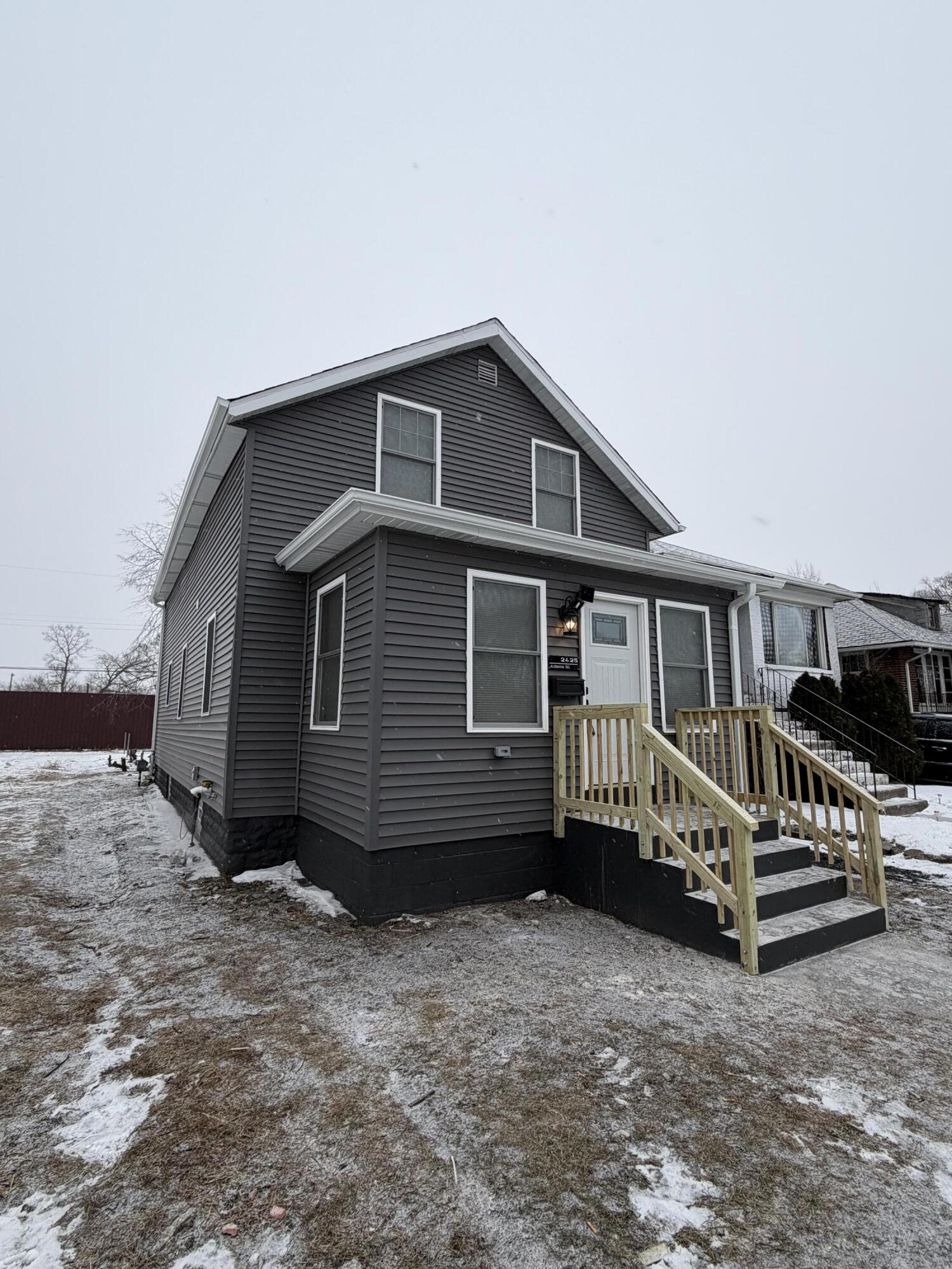 a view of a house with a yard