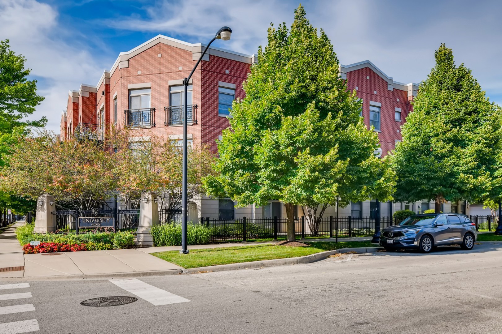 757 West 14th Place, Unit 2B Chicago, IL 60607 - Photo 2 of 32 a building view
