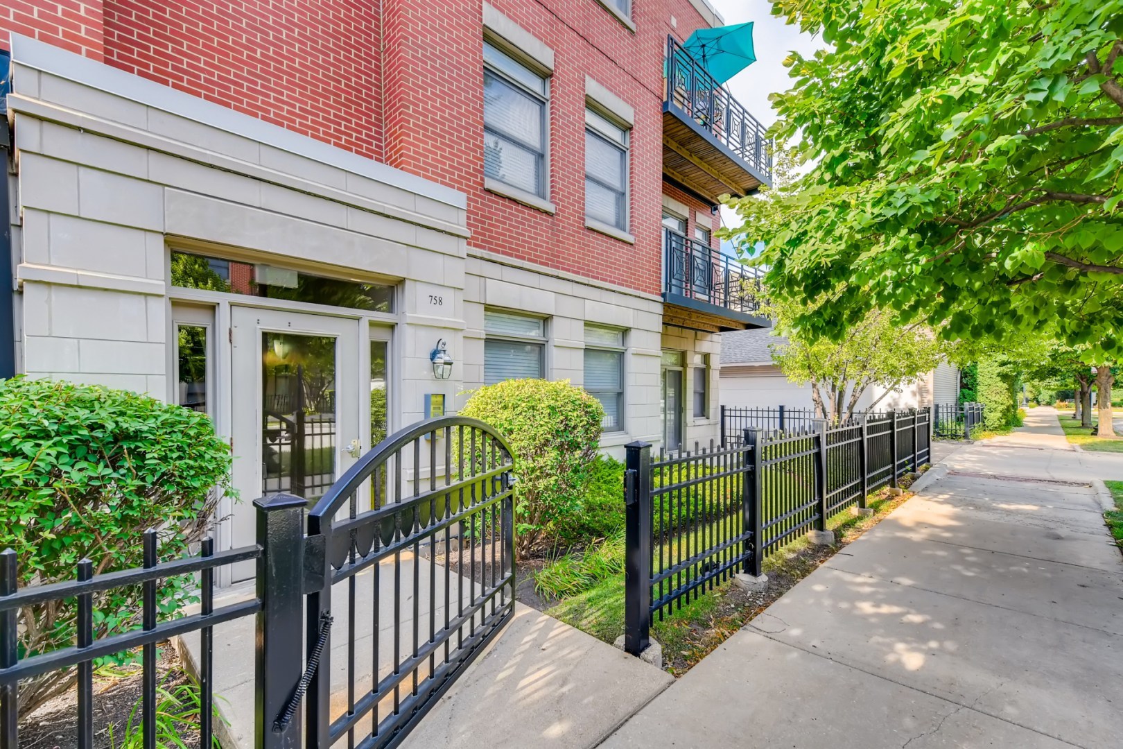 757 West 14th Place, Unit 2B Chicago, IL 60607 - Photo 3 of 32 a view of a house with large windows and a small yard
