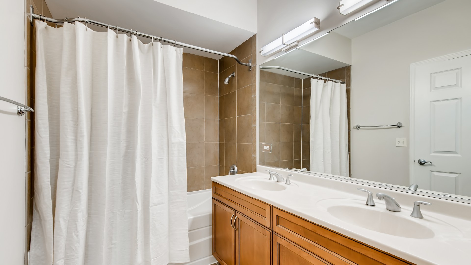 757 West 14th Place, Unit 2B Chicago, IL 60607 - Photo 22 of 32 a bathroom with a double vanity sink and a mirror