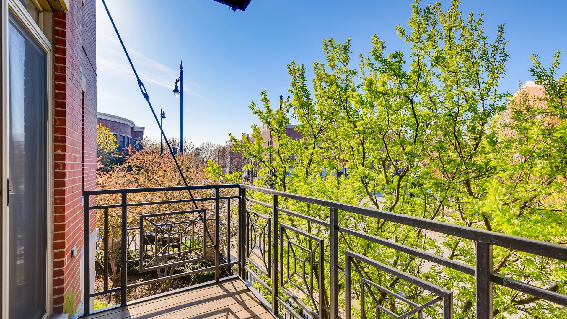 757 West 14th Place, Unit 2B Chicago, IL 60607 - Photo 29 of 32 a view of entryway with a small yard