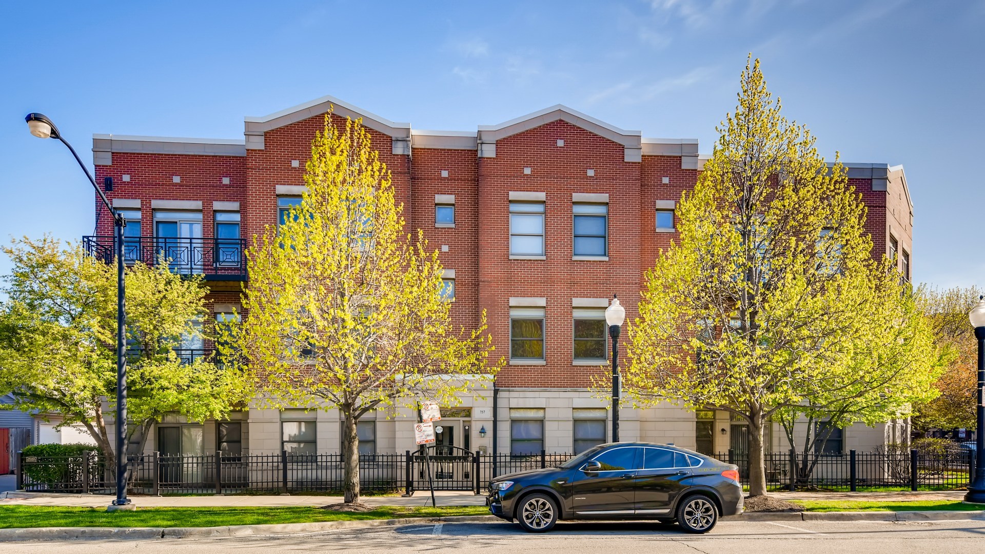 757 West 14th Place, Unit 2B Chicago, IL 60607 - Photo 4 of 32 a front view of a building and trees