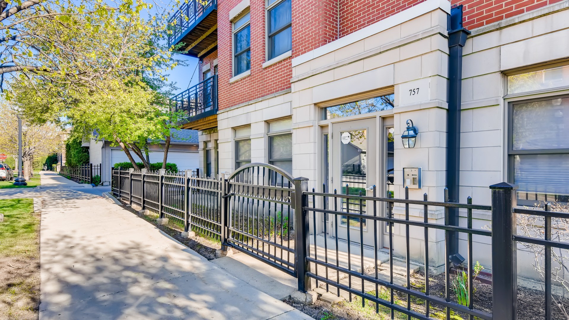 757 West 14th Place, Unit 2B Chicago, IL 60607 - Photo 6 of 32 a view of a building with a iron gate