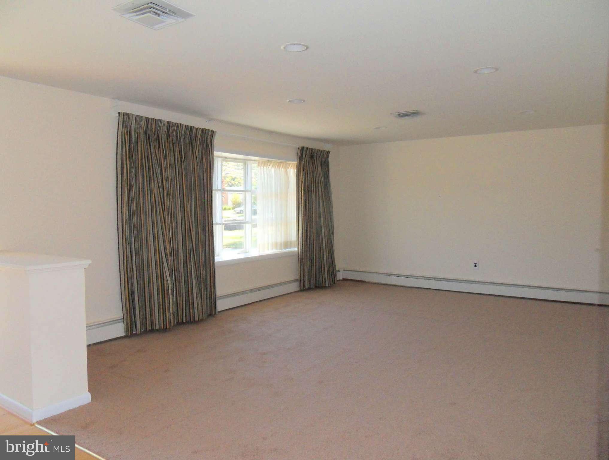 10111 Brandywine Road Clinton, MD 20735 - Photo 5 of 23 Living Room