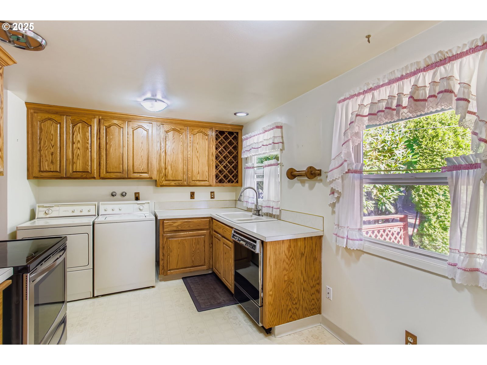 4967 Southeast Logus Road Milwaukie, OR 97222 - Photo 8 of 27 Gallery Image 8