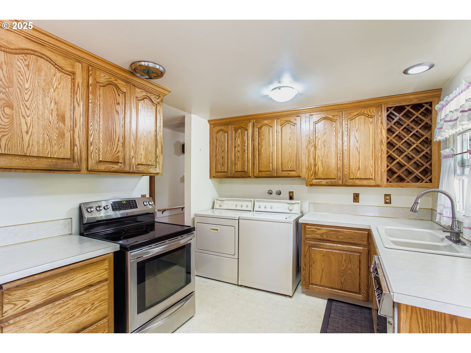 4967 Southeast Logus Road Milwaukie, OR 97222 - Photo 9 of 27 Gallery Image 9