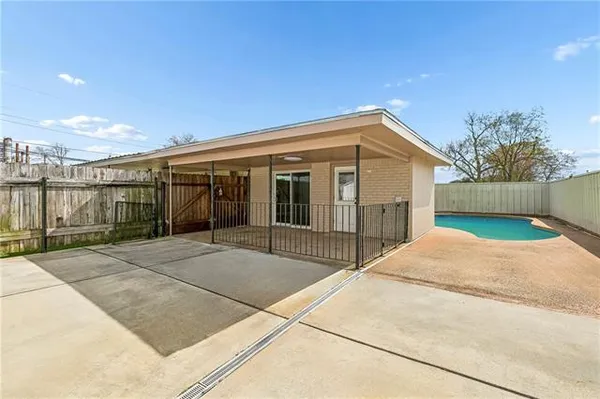 $229,000 | 2220 Ventura Drive, Chalmette, LA 70043