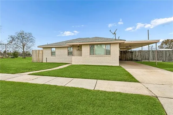 $229,000 | 2220 Ventura Drive, Chalmette, LA 70043