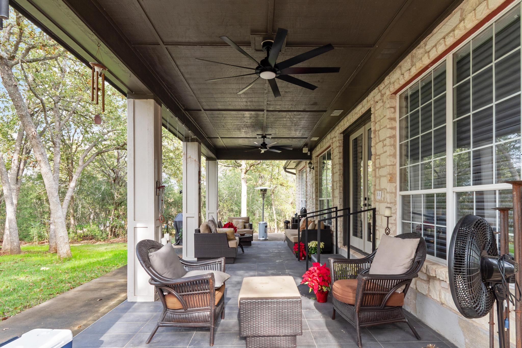 346 The Oaks Boulevard Elgin, TX 78621 - Photo 29 of 39 a view of living room with patio furniture and garden