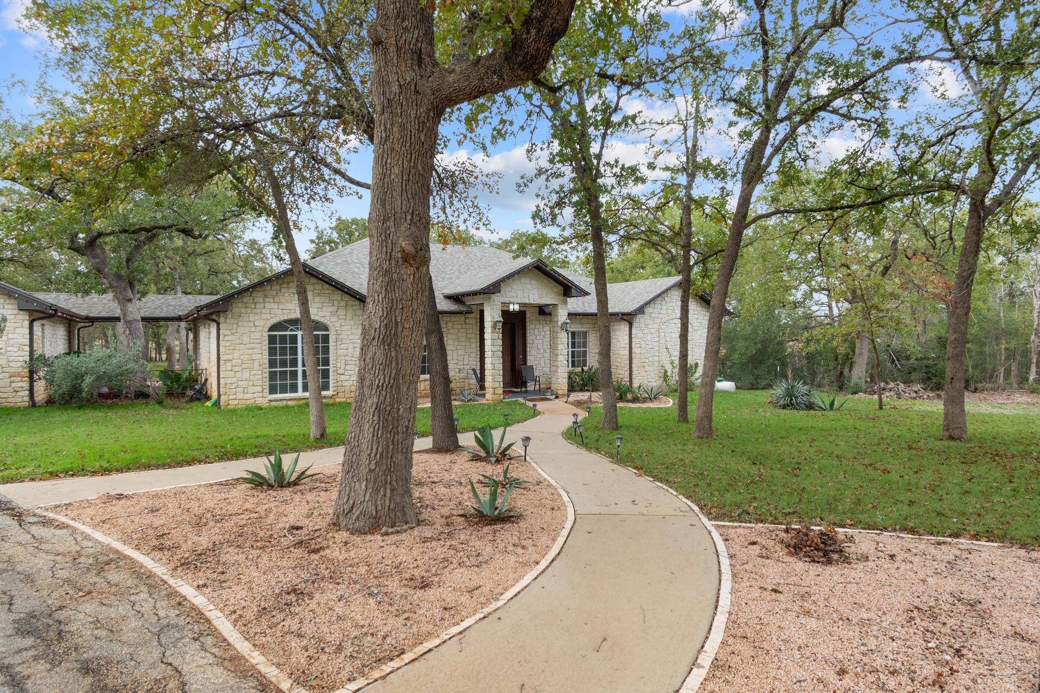 346 The Oaks Boulevard Elgin, TX 78621 - Photo 4 of 39 a front view of a house with garden