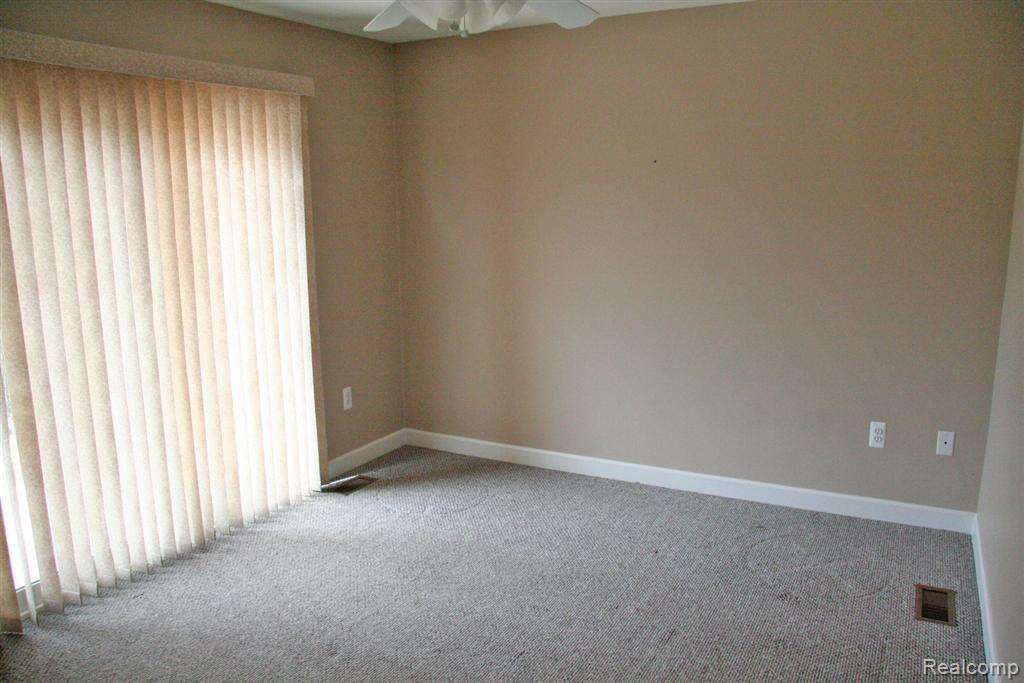3202 Emmons Avenue Rochester, MI 48307 - Photo 5 of 9 05 Family Room