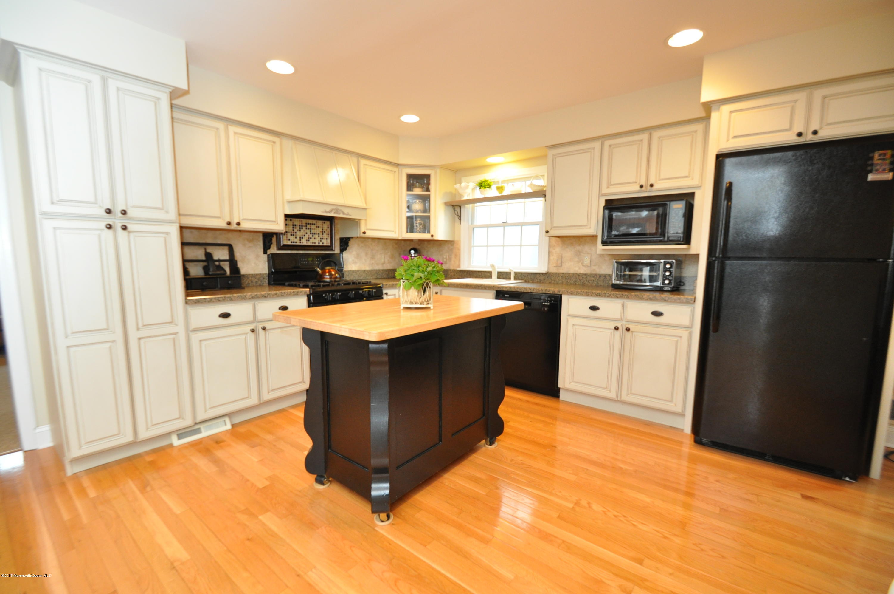 302 Sudbury Road Point Pleasant, NJ 08742 - Photo 4 of 18 Kitchen