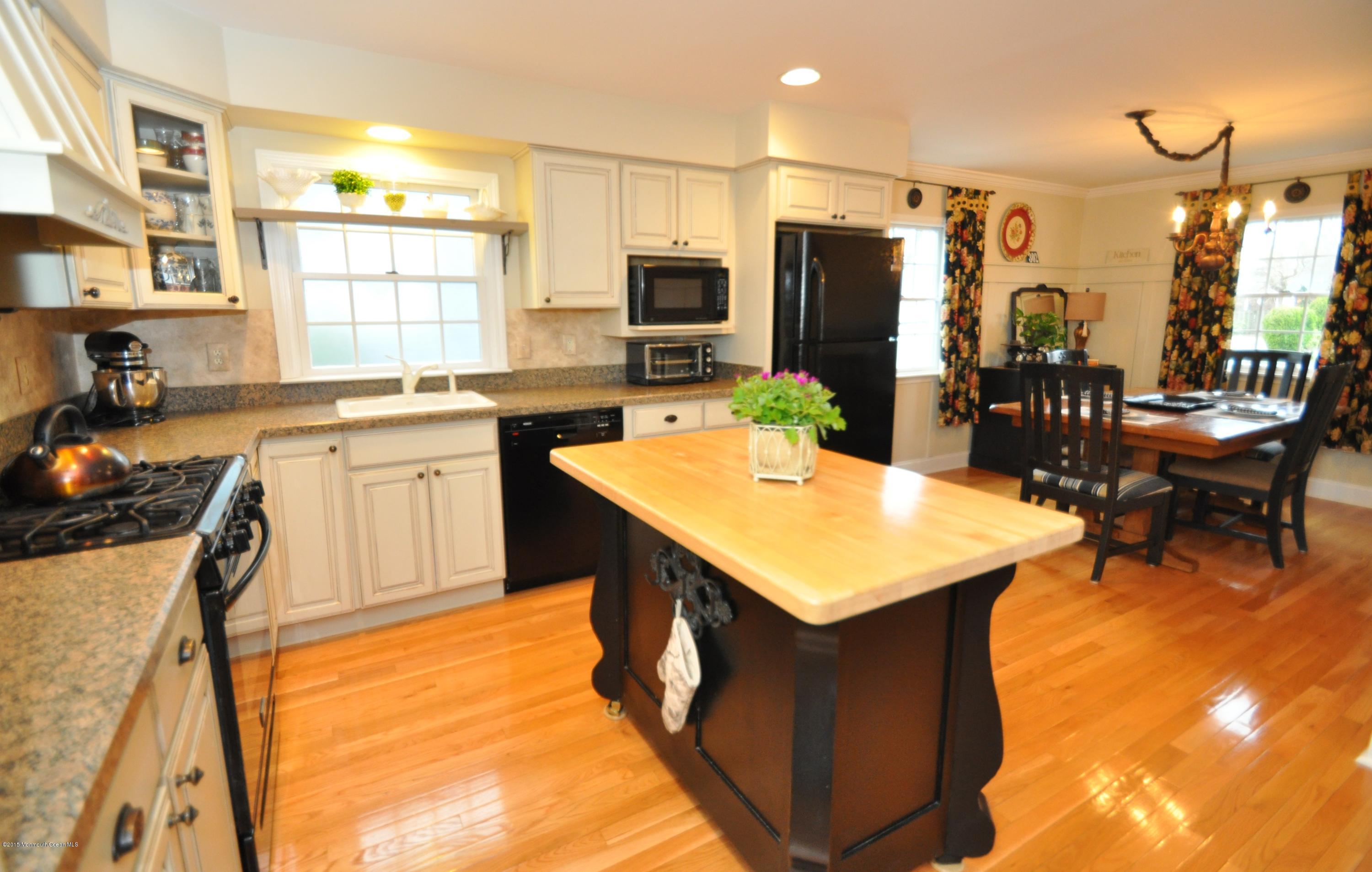 302 Sudbury Road Point Pleasant, NJ 08742 - Photo 5 of 18 Kitchen & Breakfast Dining