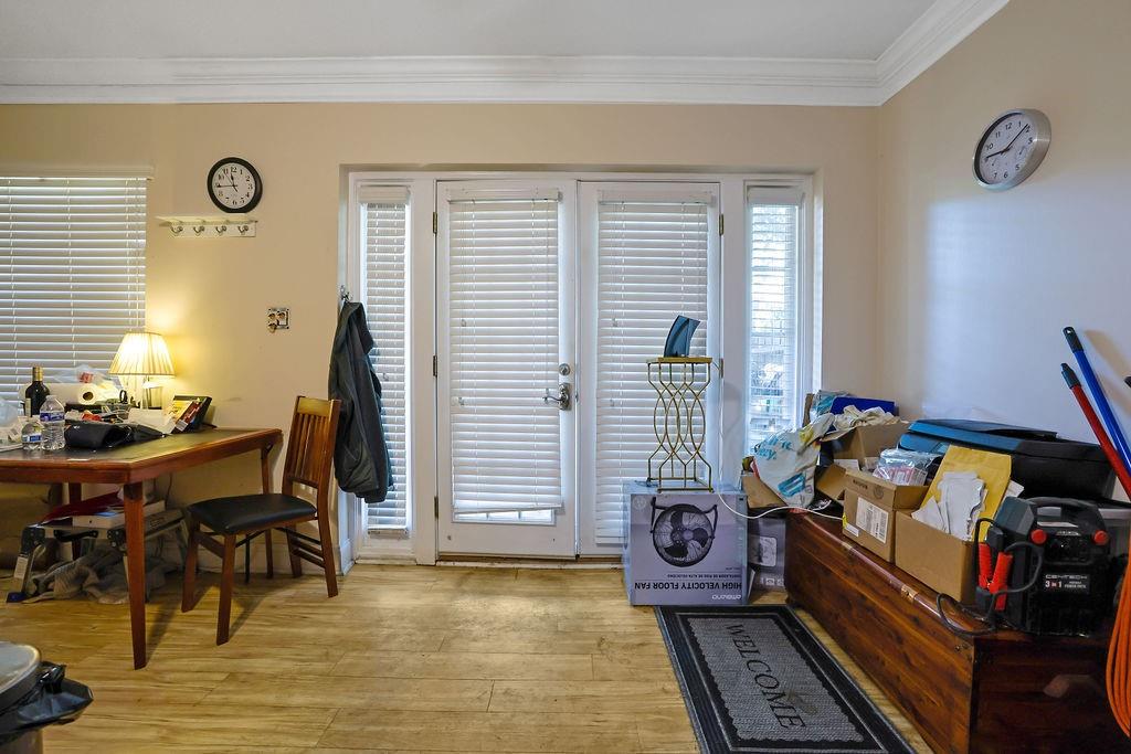 6980 Roswell Road, Unit B11 Atlanta, GA 30328 - Photo 5 of 14 a bedroom with furniture and a window