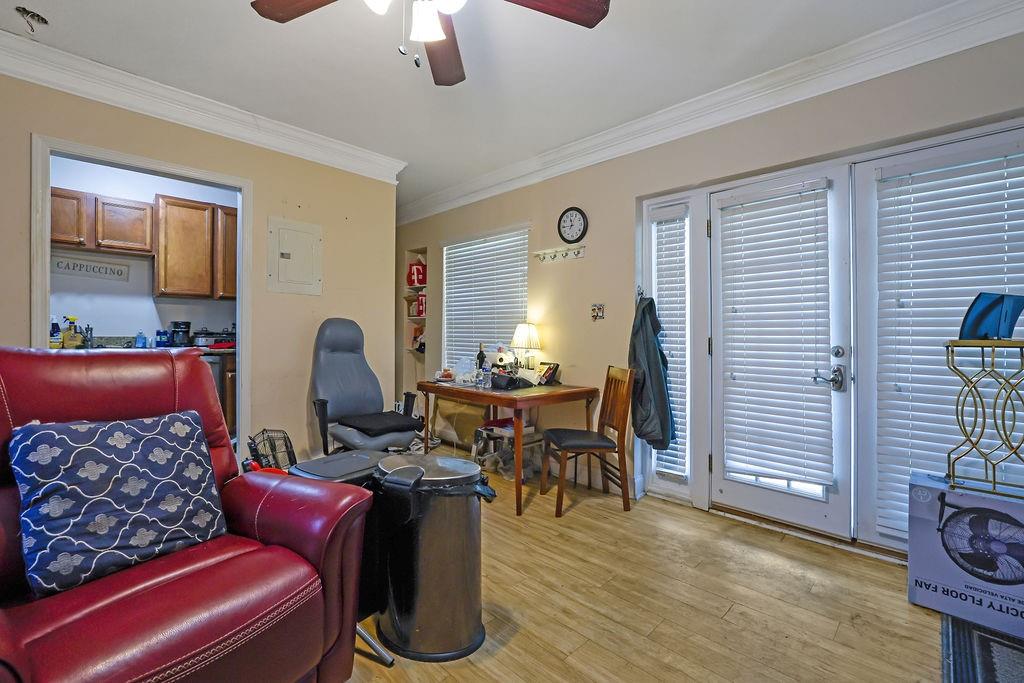 6980 Roswell Road, Unit B11 Atlanta, GA 30328 - Photo 6 of 14 a living room with furniture