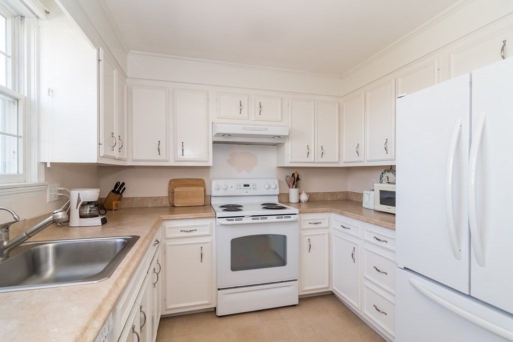 21 Westerly Street, Unit 10 Wellesley, MA 02482 - Photo 9 of 22