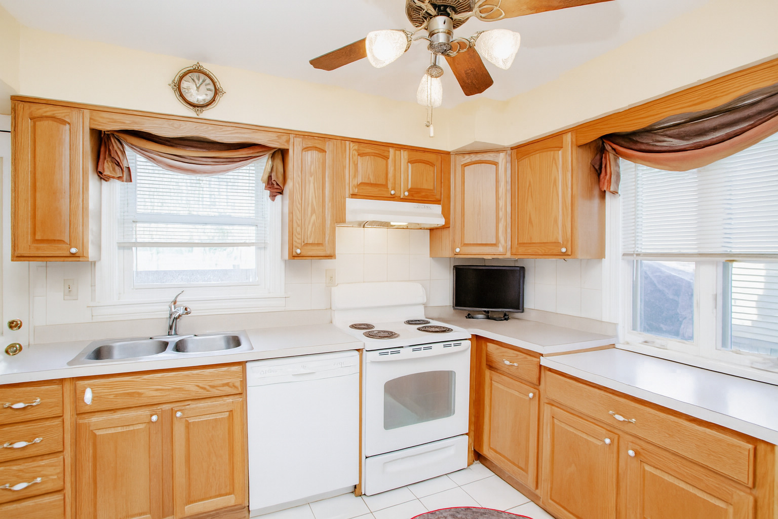 311 Vine Avenue, Unit E Park Ridge, IL 60068 - Photo 8 of 21 a kitchen with stainless steel appliances a stove a sink and a refrigerator