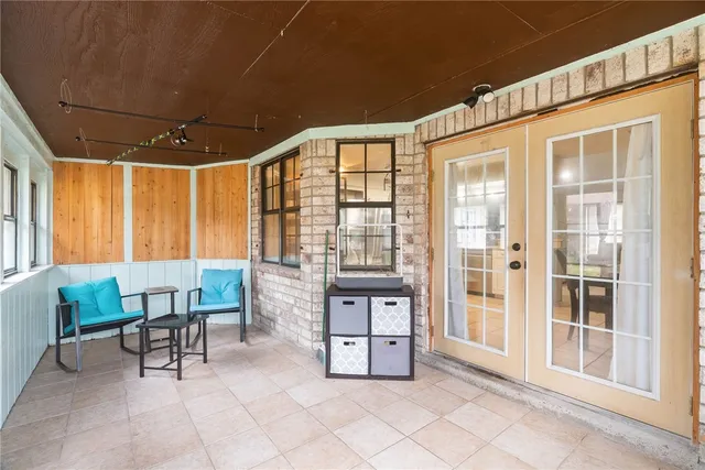 a view of a house with backyard and tree