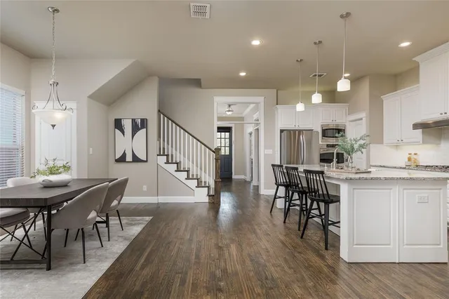 a view of yard with green space