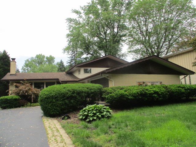 512 Highland Road Hinsdale, IL 60521 - Photo 2 of 25 a backyard of a house with lots of green space
