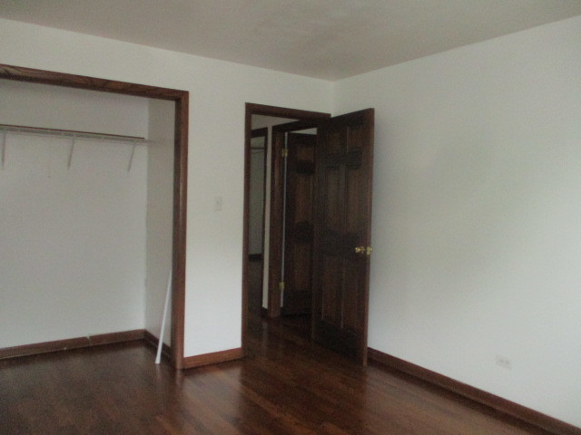 512 Highland Road Hinsdale, IL 60521 - Photo 18 of 25 an empty room with wooden floor and closet