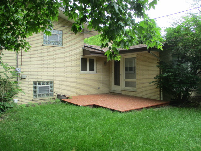 512 Highland Road Hinsdale, IL 60521 - Photo 4 of 25 a view of backyard of house with green space