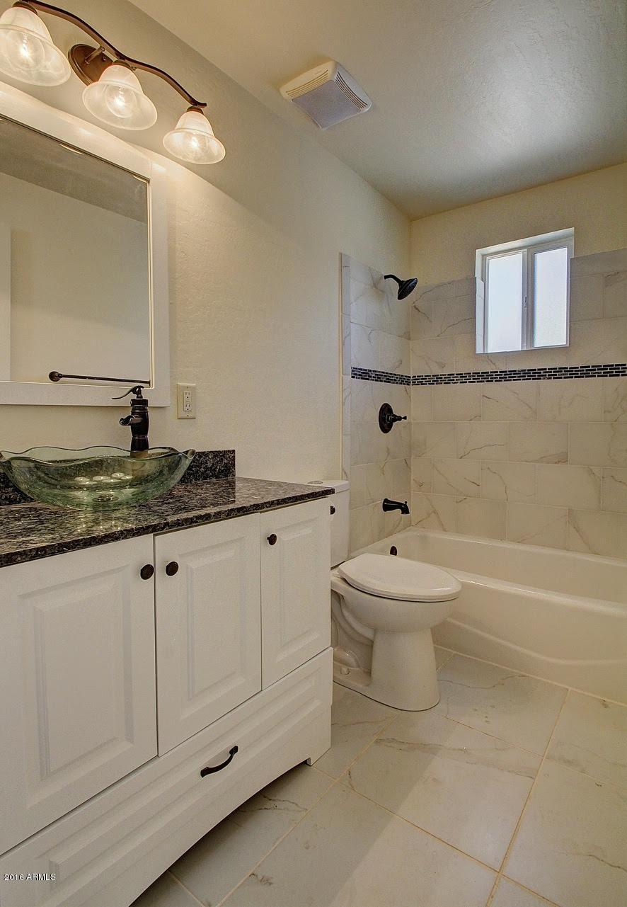 1106 East Roberts Road Phoenix, AZ 85022 - Photo 11 of 24 Bath