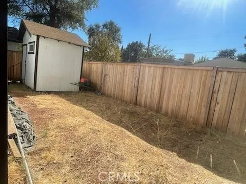 a view of a backyard