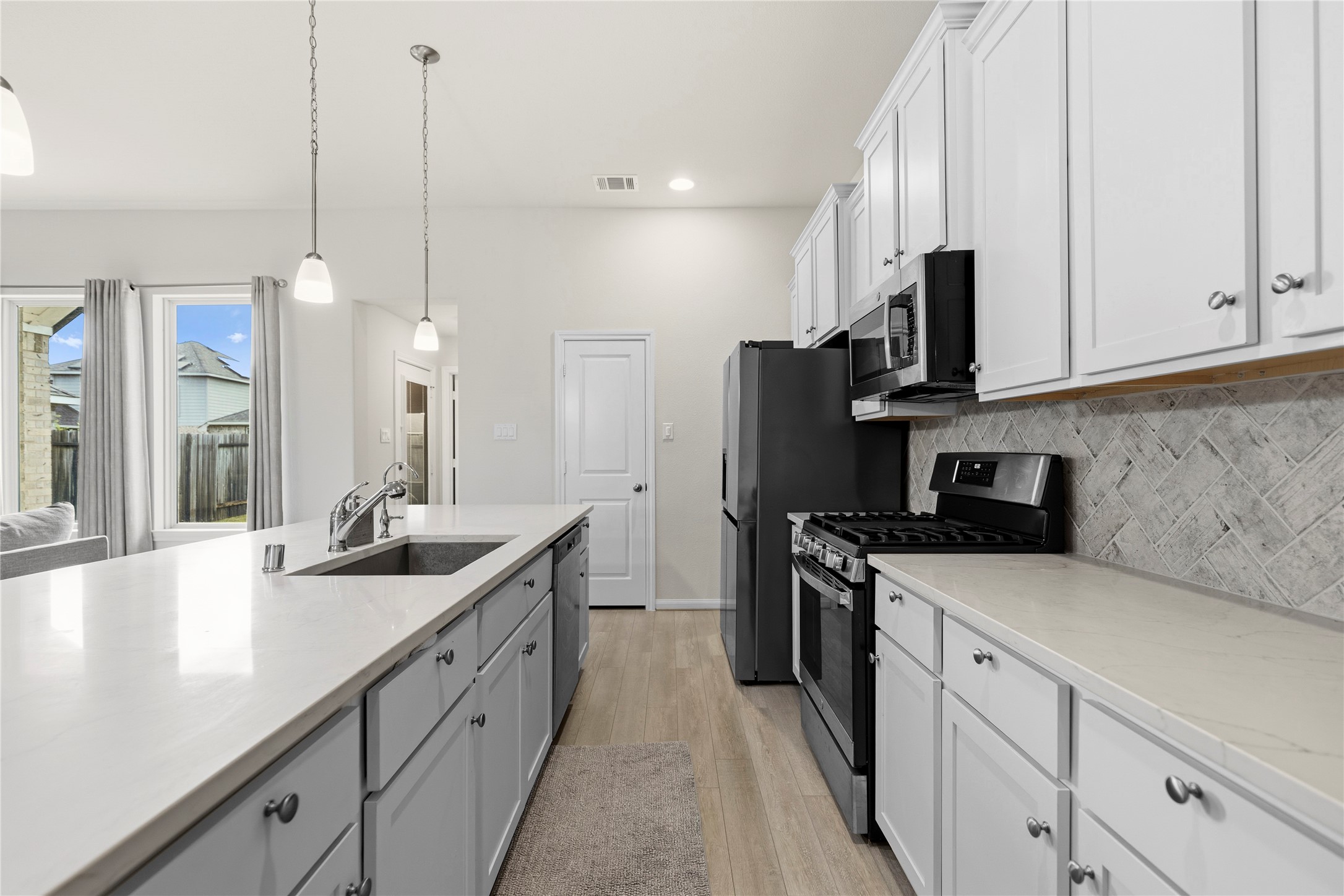2602 Arbor Edge Crossing La Marque, TX 77568 - Photo 6 of 26 Kitchen