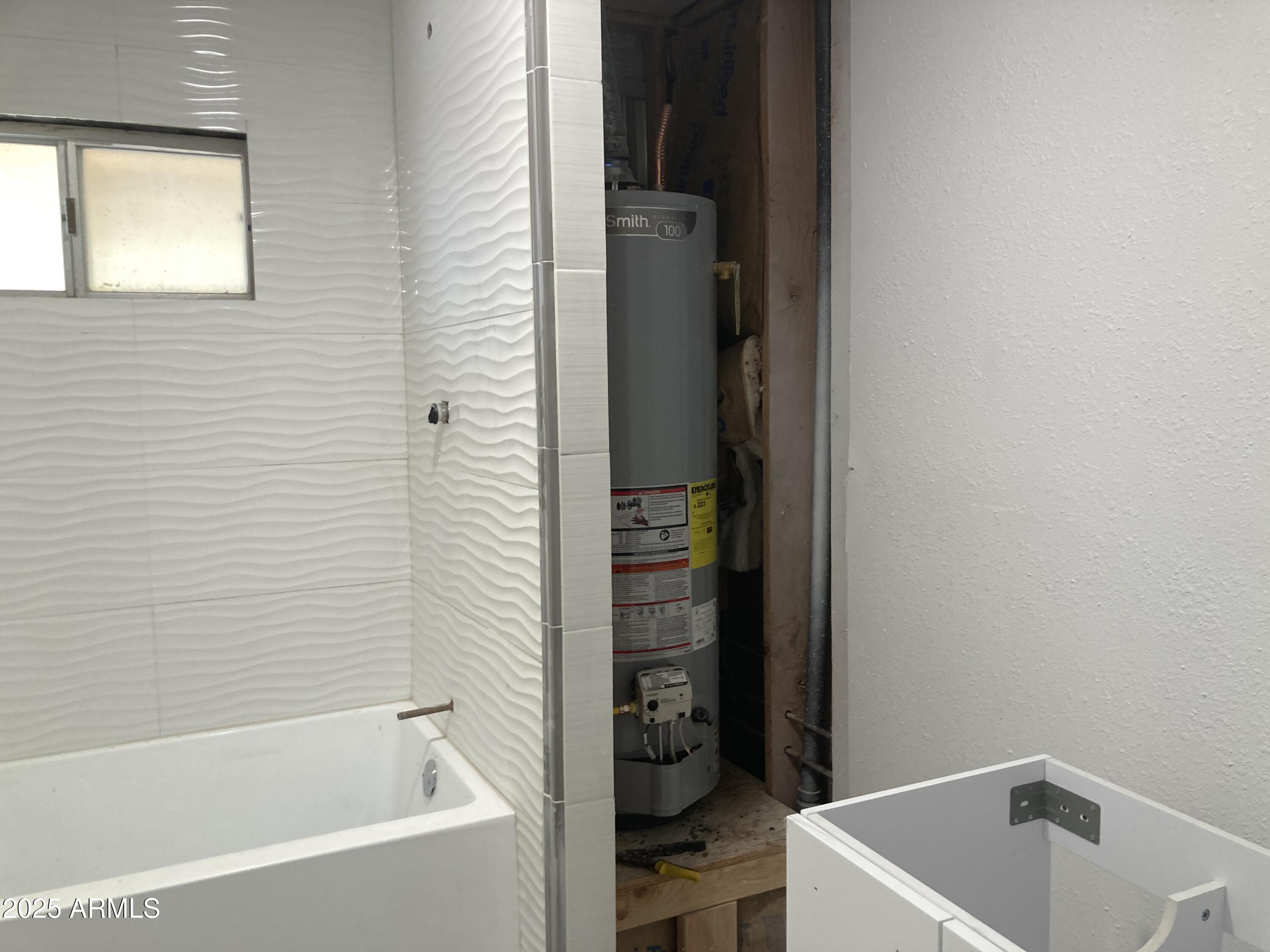 1245 North Thompson Avenue Ajo, AZ 85321 - Photo 9 of 17 a bathroom with a bathtub