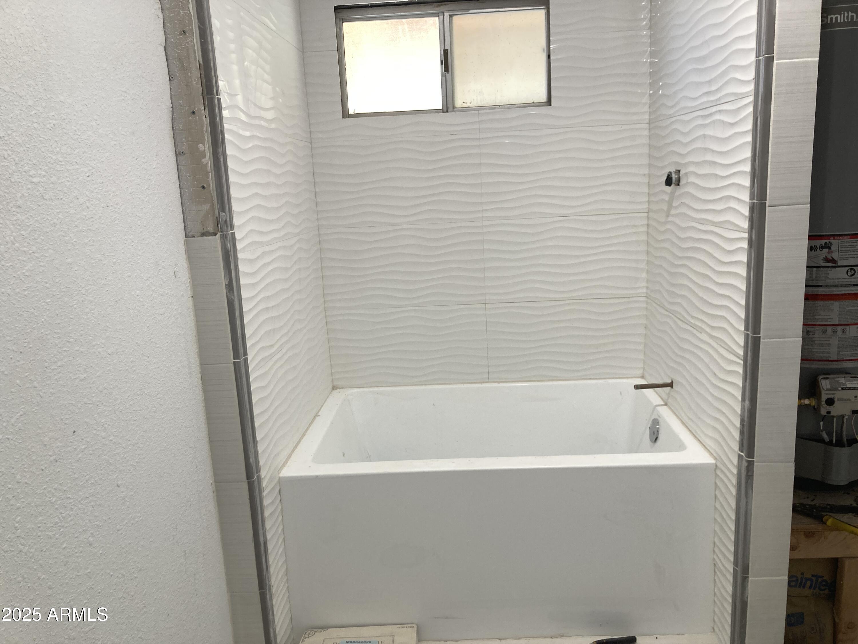 1245 North Thompson Avenue Ajo, AZ 85321 - Photo 10 of 17 a bathroom with bathtub