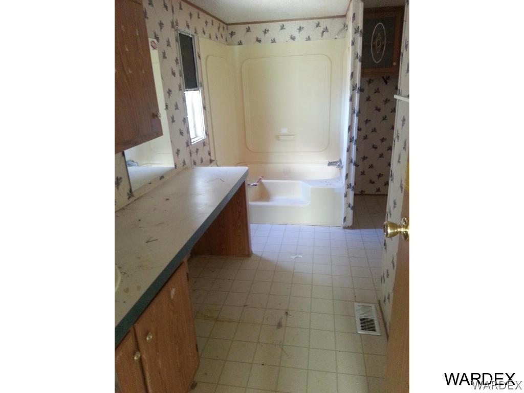 14401 Powerline Road Kingman, AZ 86401 - Photo 7 of 20 Master Bath