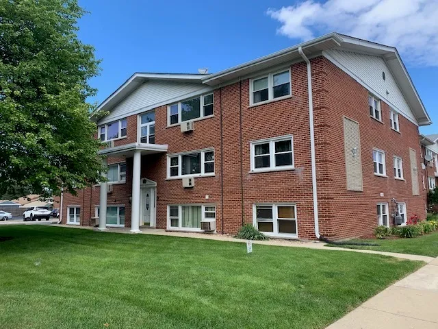 $1,800 | 10122 Hartford Court, Unit 2A, Schiller Park, IL 60176