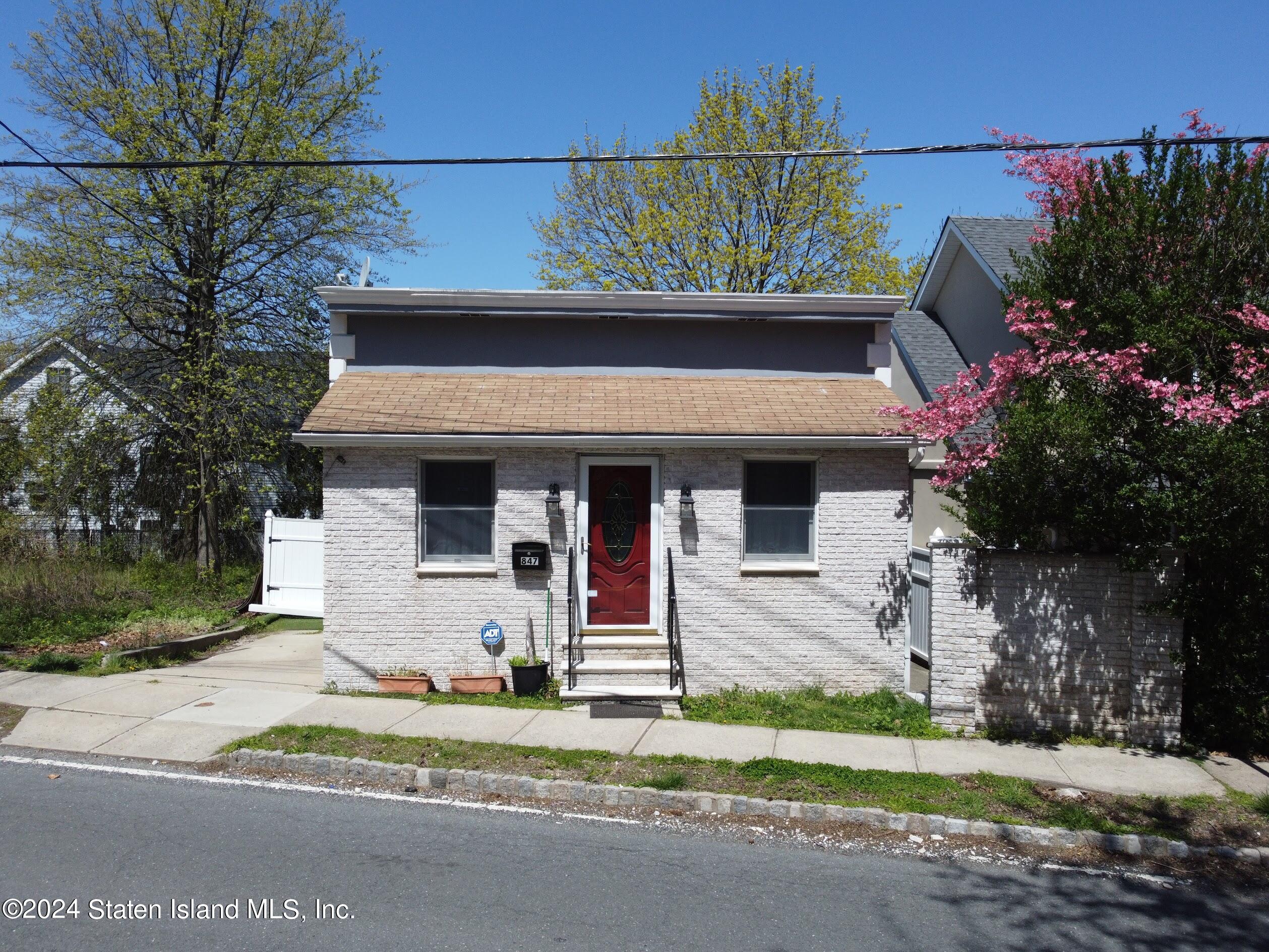 847 West Fingerboard Road Staten Island, NY 10305 - Photo 1 of 17 Primary