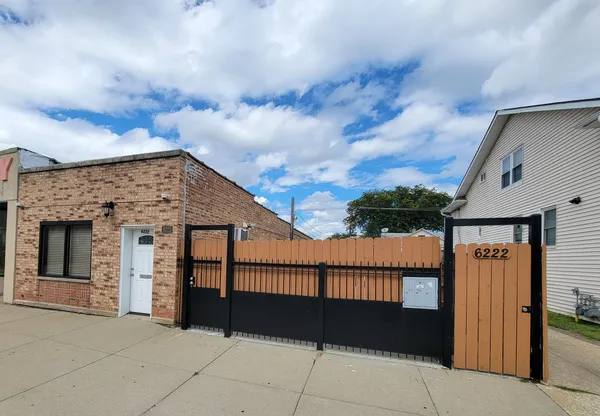 $1,500 | 6222 West Addison Street, Unit 2, Chicago, IL 60634