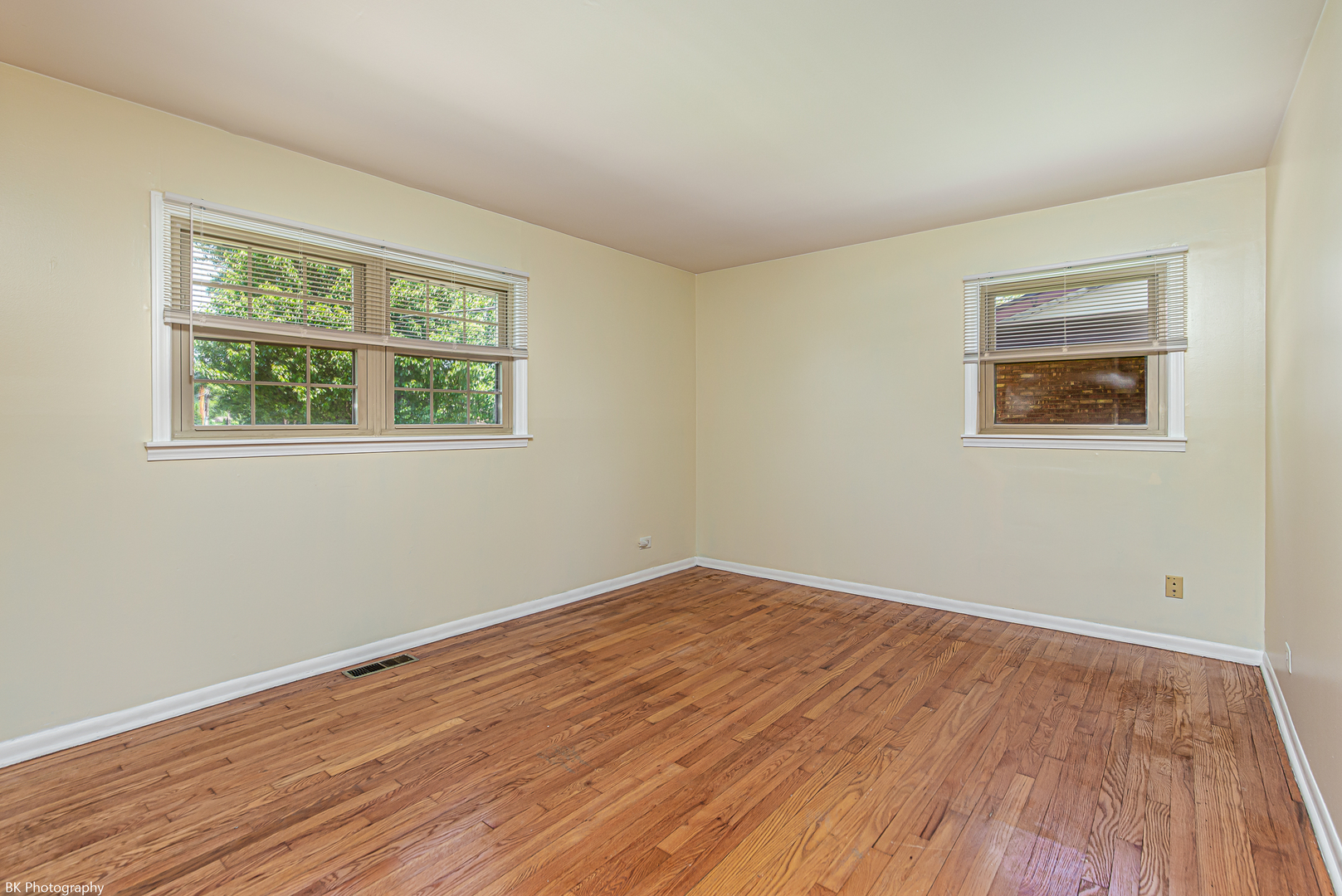 7049 West 91st Street Bridgeview, IL 60455 - Photo 10 of 25 a view of empty room with wooden floor and fan
