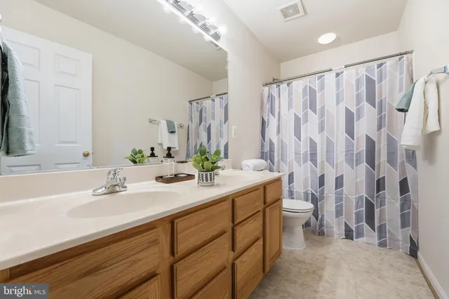a view of an empty room with a ceiling fan