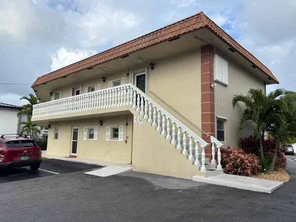 $2,000 | 2201 Southeast 9th Street, Unit 203, Pompano Beach, FL 33062