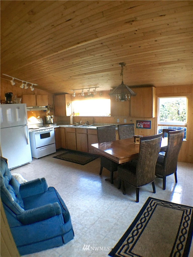 2153 Cedar Street Point Roberts, WA 98281 - Photo 3 of 10 Gallery Image 3