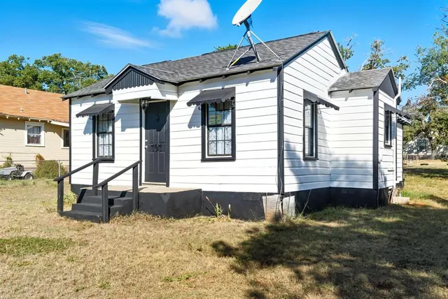 a view of a house with a yard