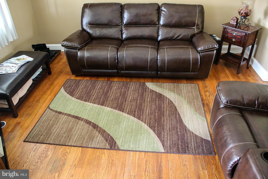 4003 Bareva Road Baltimore, MD 21215 - Photo 11 of 18 Living Room
