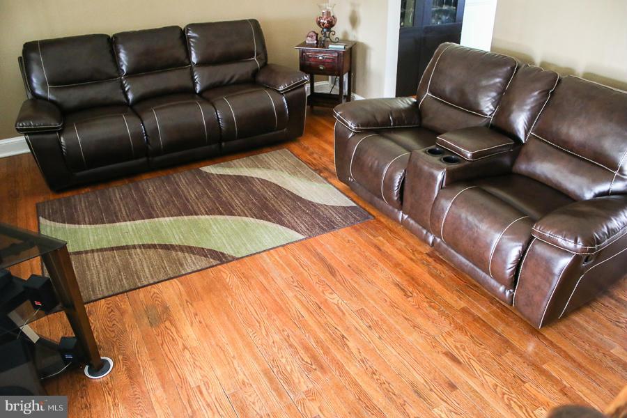 4003 Bareva Road Baltimore, MD 21215 - Photo 18 of 18 Living Room