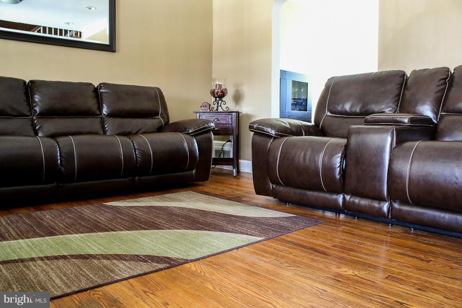 4003 Bareva Road Baltimore, MD 21215 - Photo 6 of 18 Living Room