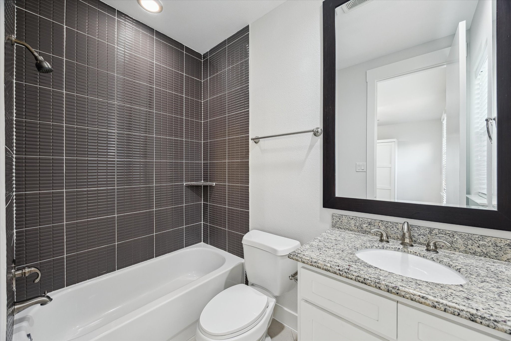 1819 Dart Street Houston, TX 77007 - Photo 13 of 30 Ensuite bathroom with natural countertops and tile