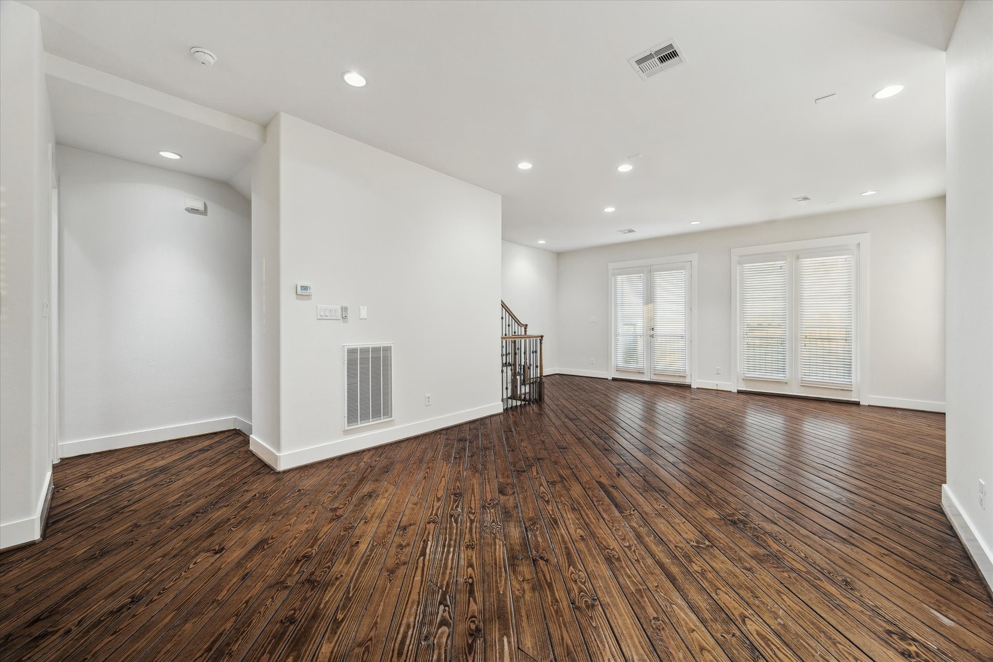 1819 Dart Street Houston, TX 77007 - Photo 17 of 30 Large walls to hang art and other decor