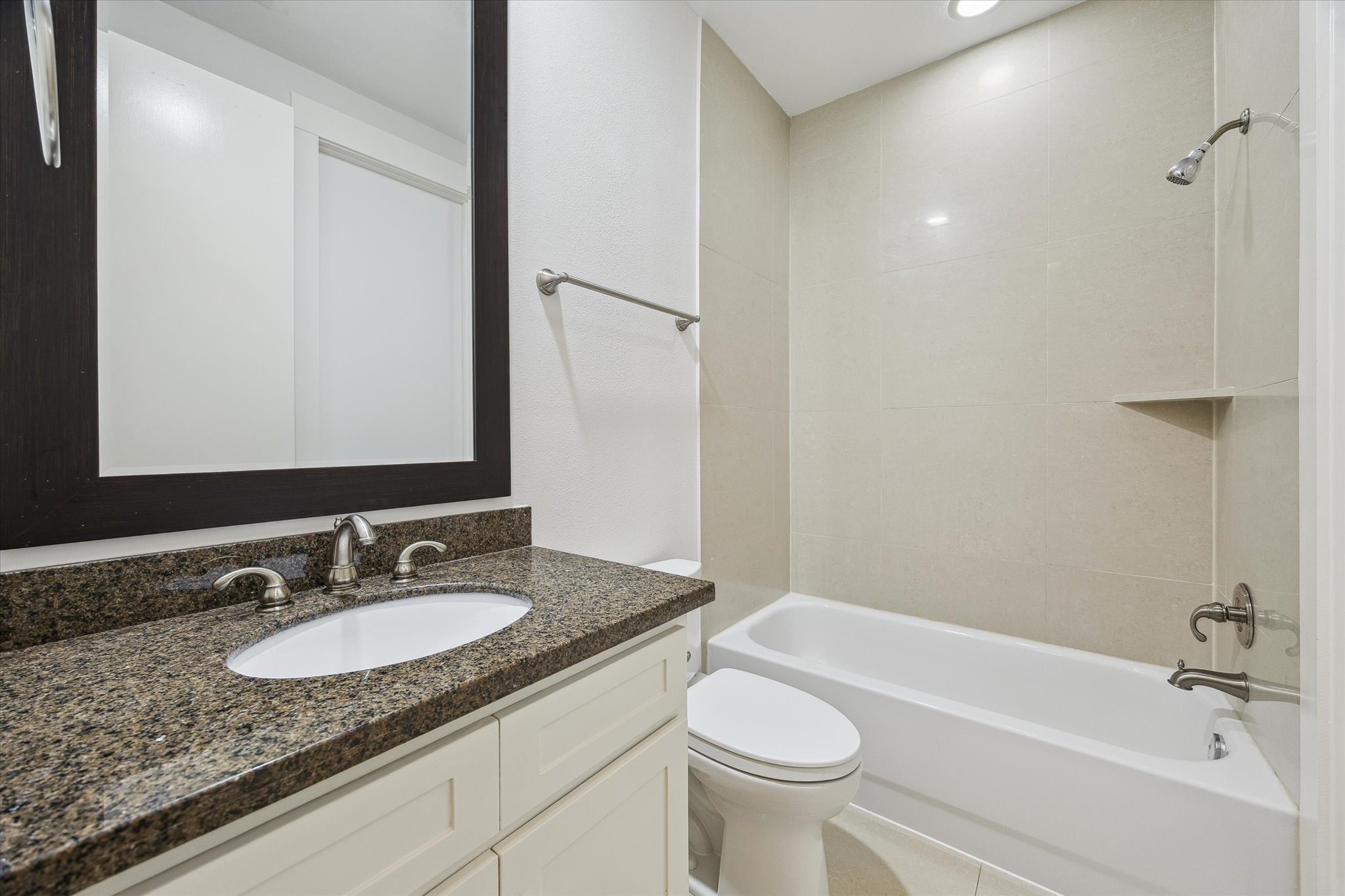 1819 Dart Street Houston, TX 77007 - Photo 22 of 30 Ensuite bathroom for the secondary bedroom