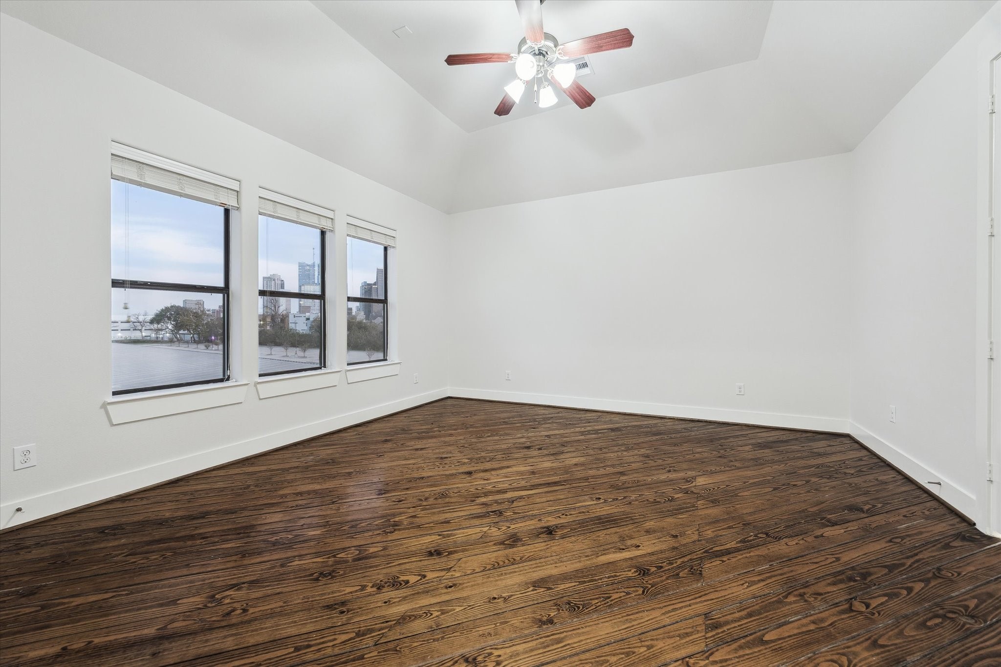 1819 Dart Street Houston, TX 77007 - Photo 24 of 30 Vaulted ceiling in the primary that exceeds 10 feet