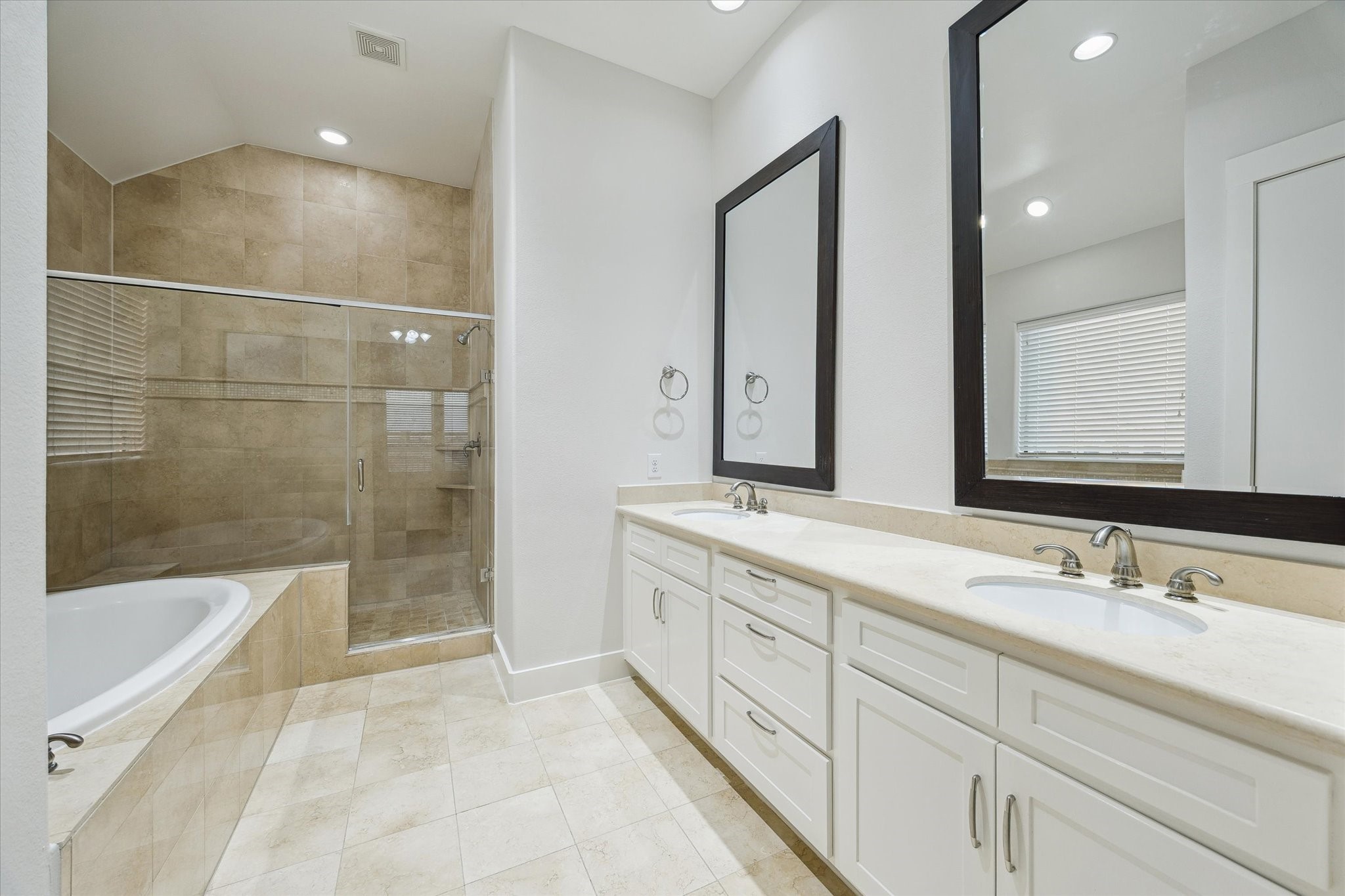 1819 Dart Street Houston, TX 77007 - Photo 28 of 30 Primary bathroom features double sinks, seating area inside the shower and a large whirlpool tub
