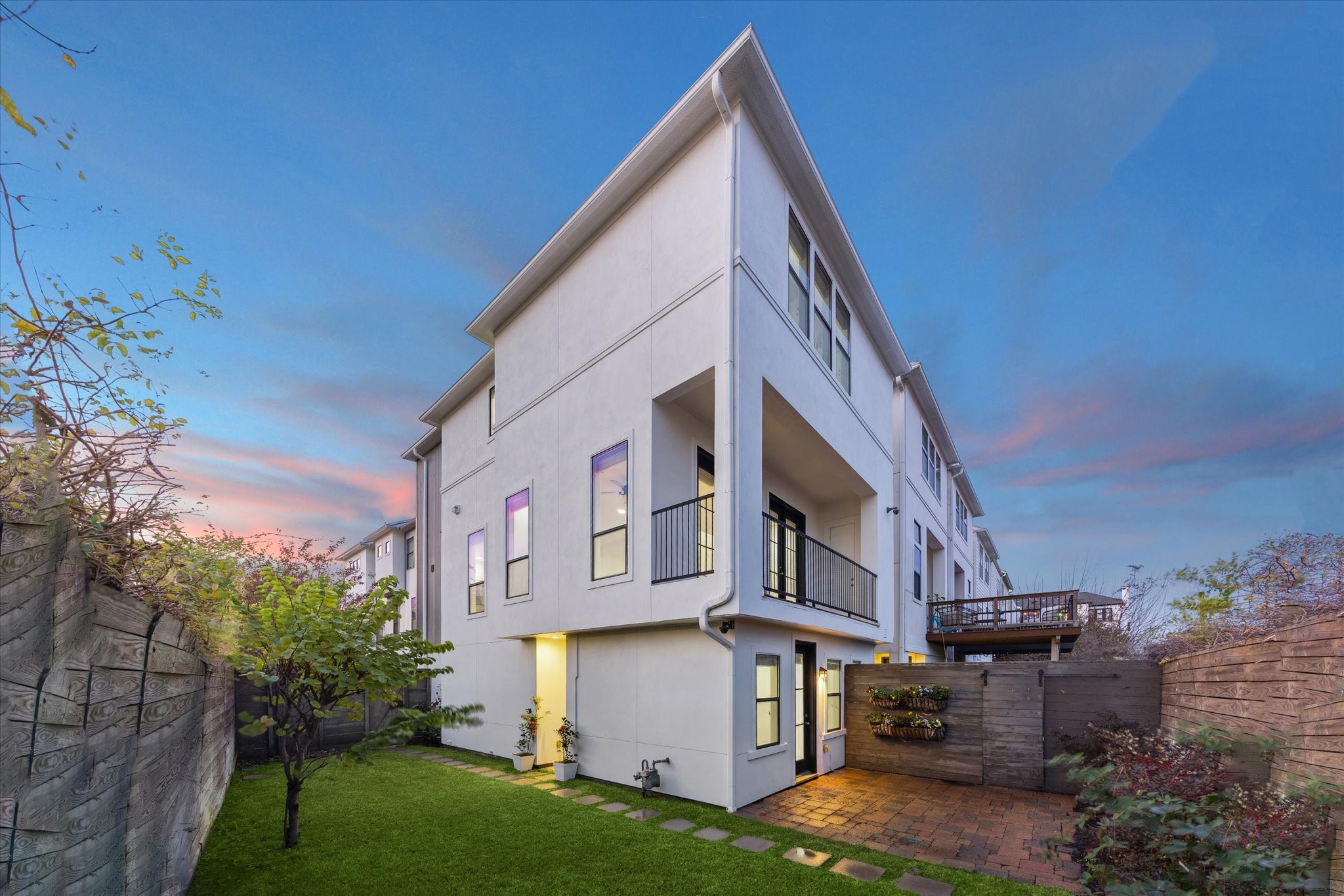 1819 Dart Street Houston, TX 77007 - Photo 3 of 30 Large yard with sprinkler system